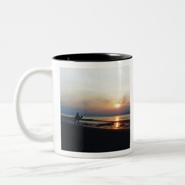 Caneca De Café Em Dois Tons Camelo na praia em Sunset (Esquerda)