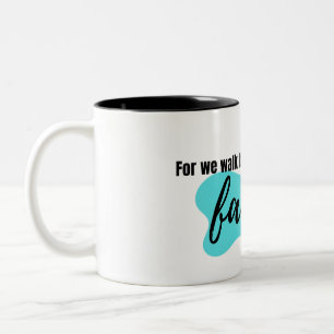 Caneca De Café Em Dois Tons "Caminhamos pela fé" Bíblia Verso