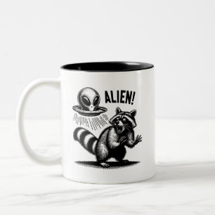 Caneca De Café Em Dois Tons Camiseta Unisex Encontro Alien, Guaxinim Assustado