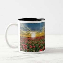 Caneca De Café Em Dois Tons Campo De Flores Vermelhas Ao Sol