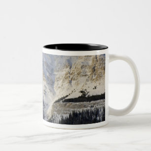 Caneca De Café Em Dois Tons Canadá, Alberta, Parque Nacional Banff. Vista de
