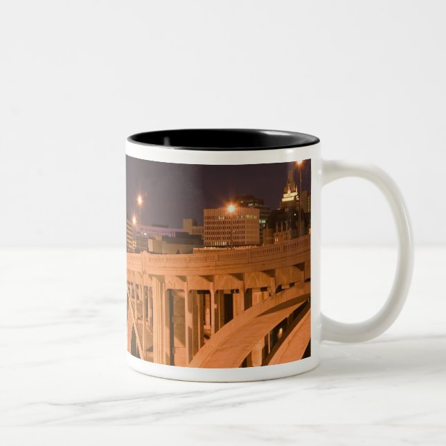 Caneca De Café Em Dois Tons Canadá, Saskatchewan, Saskatoon: Broadway (Direita)
