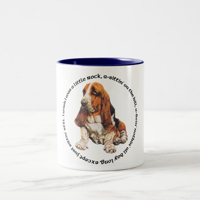 Caneca De Café Em Dois Tons Canção de Desejo do Basset Hound (Centro)