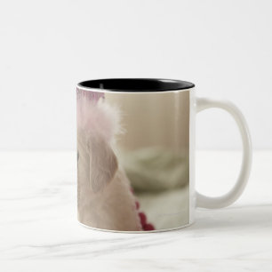 Caneca De Café Em Dois Tons Cão com as decorações na cama