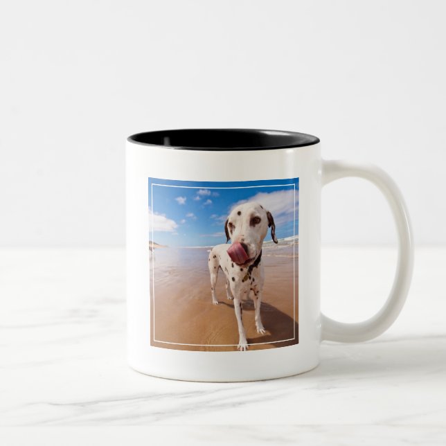 Caneca De Café Em Dois Tons Cão Dalmatian na praia (Direita)