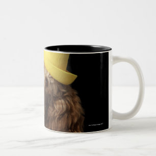 Caneca De Café Em Dois Tons Cão de caniche dourado que veste um chapéu amare