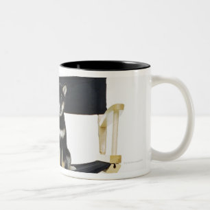 Caneca De Café Em Dois Tons Cão de Shiba Inu na cadeira do diretor