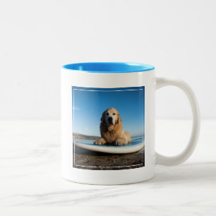 Caneca De Café Em Dois Tons Cão do golden retriever que coloca em um conselho