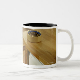 Caneca De Café Em Dois Tons Cão que olha a comida na tabela