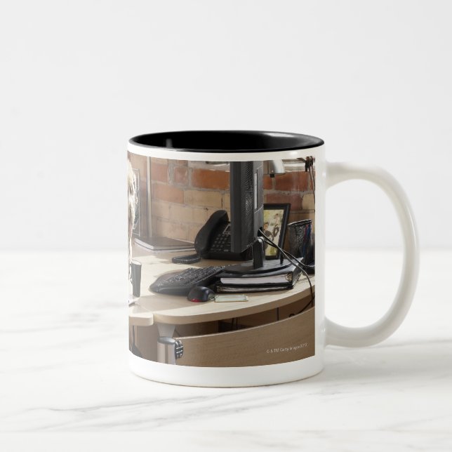 Caneca De Café Em Dois Tons Cão que senta-se na mesa (Direita)