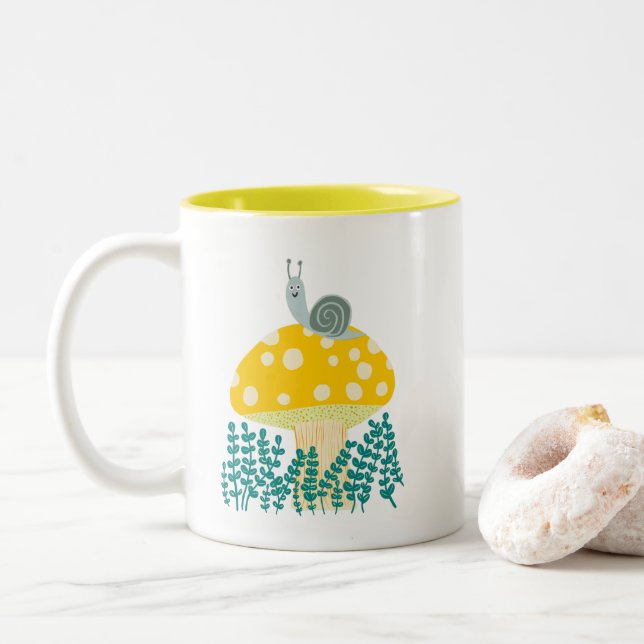 Caneca De Café Em Dois Tons Caracol Whimsical em Cogumelo Mágico (Com Donut)