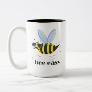 Caneca De Café Em Dois Tons Caráter de abelha com óculos de sol do bigode Abel