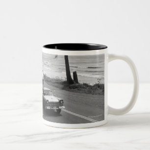 Caneca De Café Em Dois Tons Carro que puxa o reboque