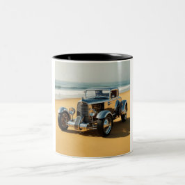 Caneca De Café Em Dois Tons Carro vintage de prata na praia