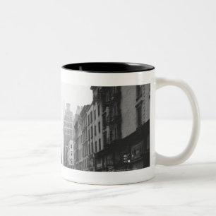 Caneca De Café Em Dois Tons Carros que montam na rua B&W da cidade
