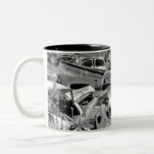 Caneca De Café Em Dois Tons Carros vintage se esgotando no pátio de um carro