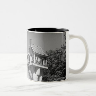 Caneca De Café Em Dois Tons Casa do pássaro no jardim