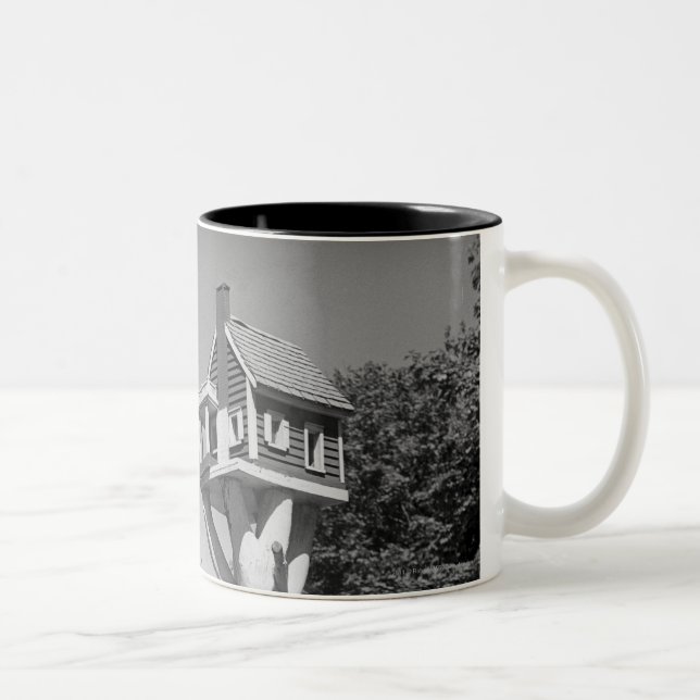 Caneca De Café Em Dois Tons Casa do pássaro no jardim (Direita)