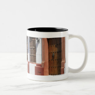 Caneca De Café Em Dois Tons Casa na borda da estrada