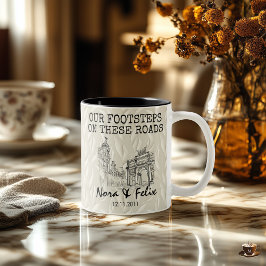 Caneca De Café Em Dois Tons Casal da silhueta de Madrid — fundo bege com folha
