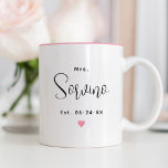 Caneca De Café Em Dois Tons Casamento de Sobrenome de Script Negro Personaliza<br><div class="desc">A caneca de café da Sra. Costumada apresenta um texto moderno de roteiro preto que pode ser personalizado com o sobrenome casado da noiva e a data de casamento estabelecida. Inclui um sotaque cardíaco rosa fofo. Faz um presente especial para a recém-casada Sra.!</div>
