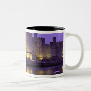 Caneca De Café Em Dois Tons Castelo Caernarfon, à noite, Gwynedd, País de Ga