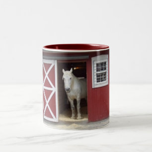 Caneca De Café Em Dois Tons Cavalo branco no celeiro vermelho