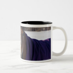 Caneca De Café Em Dois Tons Cavalo que pasta em um campo coberto de neve em
