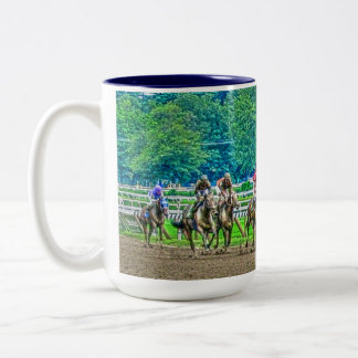 Caneca De Café Em Dois Tons Cavalos de corrida que vêm à Foto-Arte do