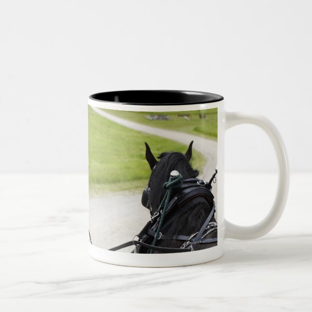 Caneca De Café Em Dois Tons Cavalos de Perchon que puxam o carro contra (Direita)