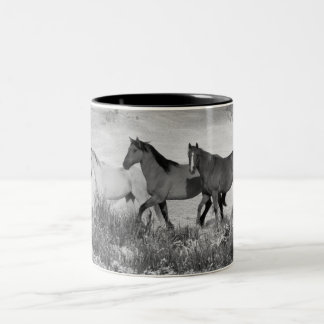 Caneca De Café Em Dois Tons Cavalos na neve - preto e branco