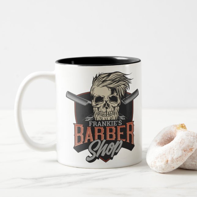 Caneca De Café Em Dois Tons Caveira e Navalhas do Hipster de Barber Personaliz (Com Donut)