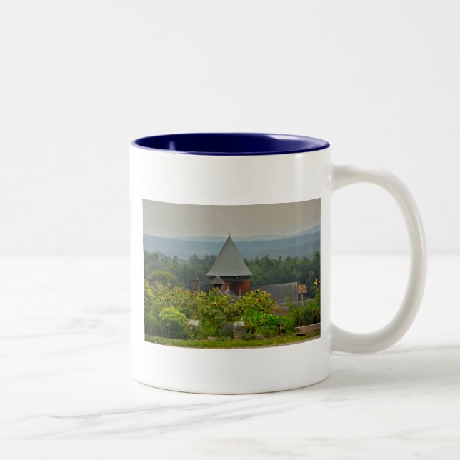 Caneca De Café Em Dois Tons Celeiro do treinador de Shelburne (Direita)
