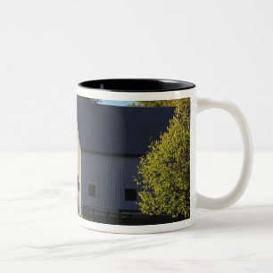 Caneca De Café Em Dois Tons Celeiro em uma fazenda de cavalos puro-sangue ao n