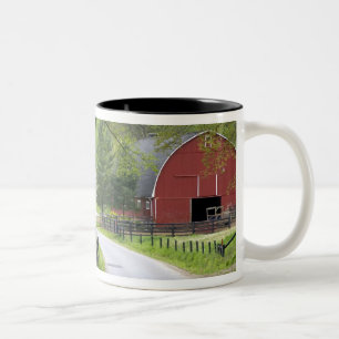 Caneca De Café Em Dois Tons Celeiro vermelho e casa de fazenda perto de Berlim