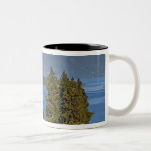 Caneca De Café Em Dois Tons Celeiro vermelho fica ao longo do pitoresco Flathe