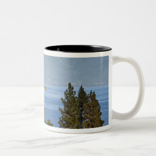 Caneca De Café Em Dois Tons Celeiro vermelho fica ao longo do pitoresco Lago F