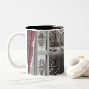 Caneca De Café Em Dois Tons Cena congelada bonita do lago através de uma