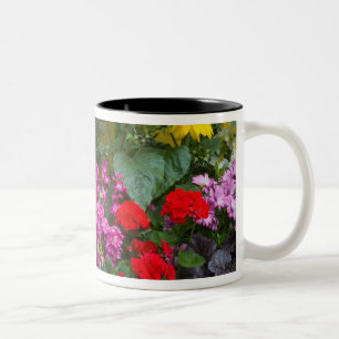 Caneca De Café Em Dois Tons Cerca de estacas amarelas com jardim de flores em