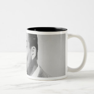 Caneca De Café Em Dois Tons Cerveja do bebendo do homem de negócios
