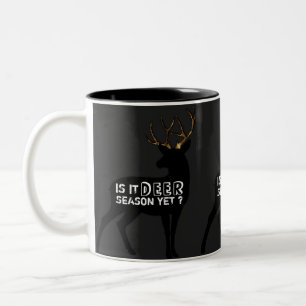 Caneca De Café Em Dois Tons Cervos engraçados que caçam a caverna Dourado