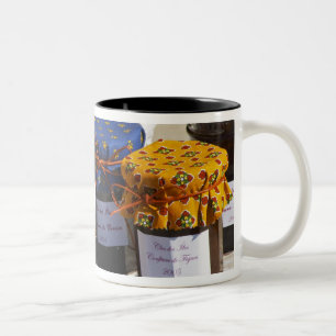 Caneca De Café Em Dois Tons Cesta com croissants e pães de chocolate.