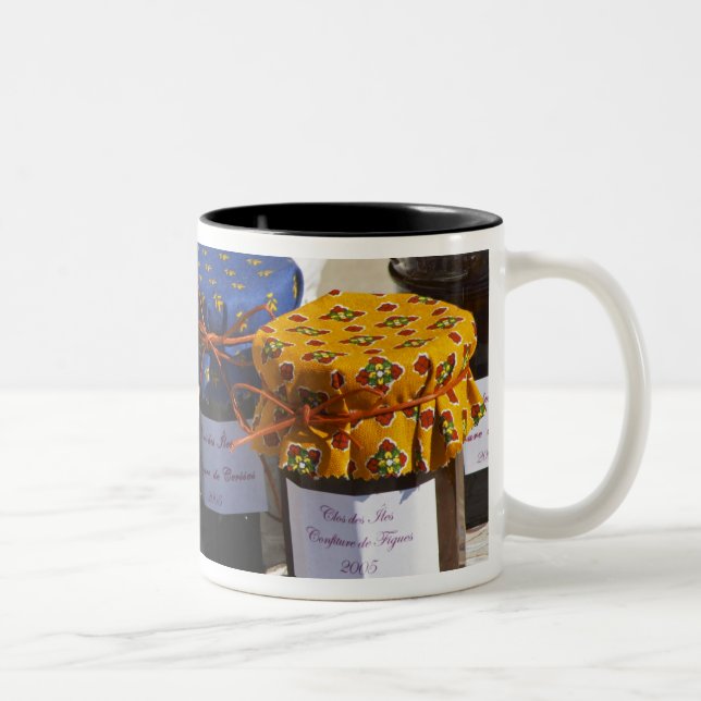Caneca De Café Em Dois Tons Cesta com croissants e pães de chocolate. (Direita)