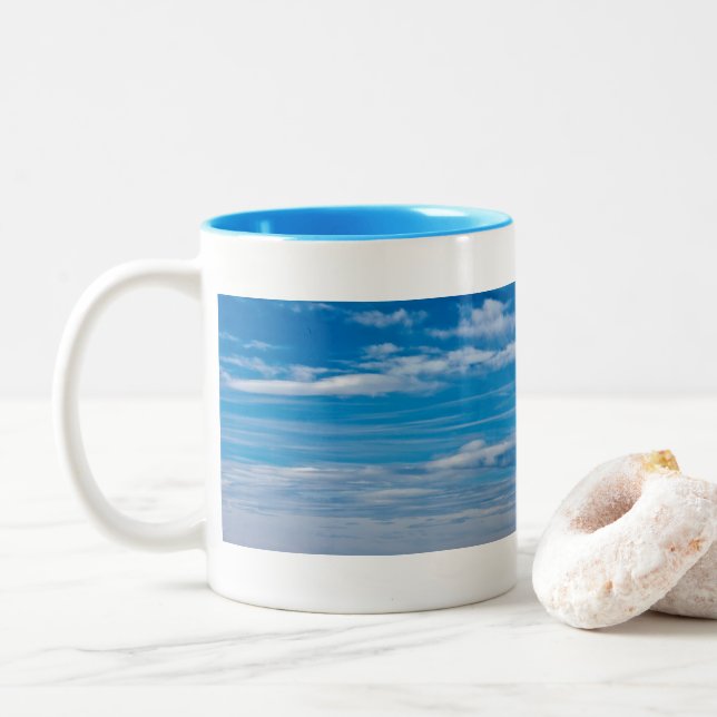 Caneca De Café Em Dois Tons Céu Azul com Listras de Nuvem (Com Donut)