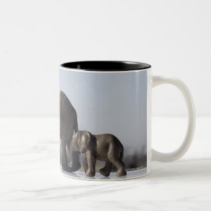 Caneca De Café Em Dois Tons Céu azul de fundo de família do elefante