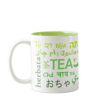 Chá em cada mug de língua verde