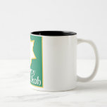 Caneca De Café Em Dois Tons Chanukah feliz<br><div class="desc">Design verde com uma estrela de David que diz Chanukah feliz</div>