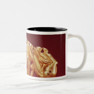 Caneca De Café Em Dois Tons Chapa que descreve um grifo que ataca um cavalo