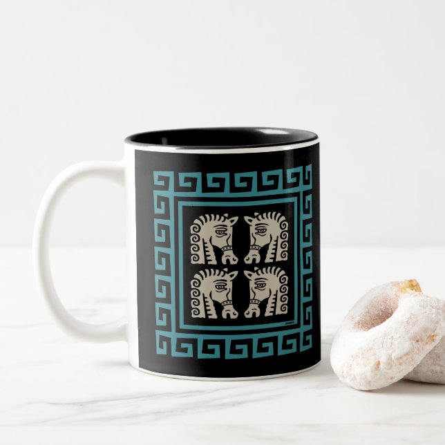 Caneca De Café Em Dois Tons Chave grega de meio século com cavalos (Com Donut)