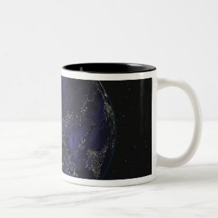 Caneca De Café Em Dois Tons Cheio Terra à noite mostrando luzes da cidade 3